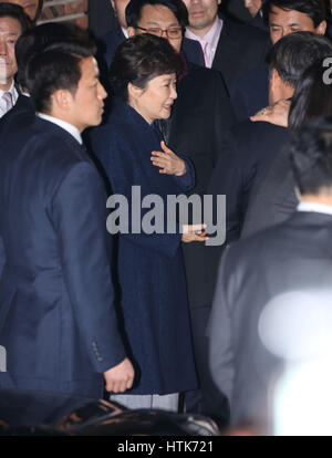 Seoul, Corea del Sud. Xii Mar, 2017. Destituito il Presidente sud coreano Park Geun-hye (C) arriva nella sua residenza privata a Seul il 12 marzo 2017. Credito: Lee Sang-ho/Xinhua/Alamy Live News Foto Stock