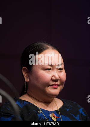 Colonia, Germania. Undicesimo Mar, 2017. US-giornalista americano e autore Hanya Yanagihara, fotografata sul palco durante il festival della letteratura Lit.Cologne a Colonia, Germania, 11 marzo 2017. Foto: Rolf Vennenbernd/dpa/Alamy Live News Foto Stock