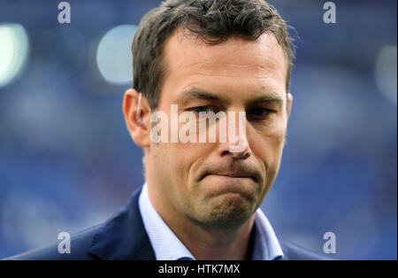 Gelsenkirchen (Germania). Xii Mar, 2017. Schalke allenatore Markus Weinzierl, fotografati prima Bundesliga soccer match tra FC Schalke 04 e FC Augsburg al Veltins Arena di Gelsenkirchen (Germania), 12 marzo 2017. (EMBARGO CONDIZIONI - ATTENZIONE: grazie all'accreditamento guidlines, il DFL consente solo la pubblicazione e utilizzazione di fino a 15 immagini per corrispondenza su internet e nei contenuti multimediali in linea durante la partita.) Foto: Ina Fassbender/dpa/Alamy Live News Foto Stock