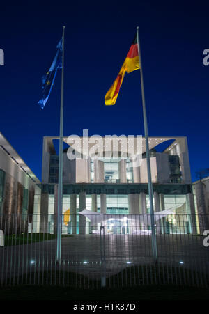 Berlino, Germania. Undicesimo Mar, 2017. Vista della cancelleria con la Comunità europea e la bandiera tedesca a Berlino, Germania, 11 marzo 2017. Foto: Paolo Zinken/dpa/Alamy Live News Foto Stock