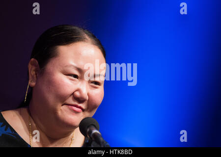 Colonia, Germania. Undicesimo Mar, 2017. US-giornalista americano e autore Hanya Yanagihara, fotografata sul palco durante il festival della letteratura Lit.Cologne a Colonia, Germania, 11 marzo 2017. Foto: Rolf Vennenbernd/dpa/Alamy Live News Foto Stock