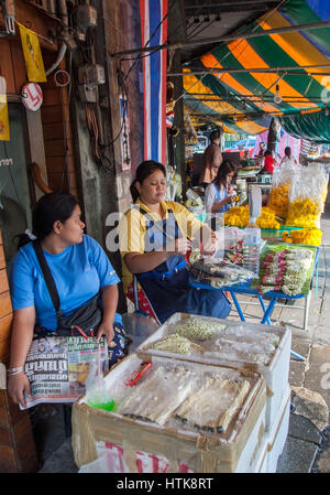 Bangkok, Tailandia. Xiv Nov, 2006. Stringa di donne petali di fiori per fare ghirlande nel famoso Bangkok il mercato dei fiori (Pak Klong Talad). La Thailandia e il mercato è diventata una destinazione turistica preferita. Credito: Arnold Drapkin/ZUMA filo/Alamy Live News Foto Stock