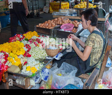 Bangkok, Tailandia. Xiv Nov, 2006. Le stringhe di donna petali di fiori per fare ghirlande nel famoso Bangkok il mercato dei fiori (Pak Klong Talad). La Thailandia e il mercato è diventata una destinazione turistica preferita. Credito: Arnold Drapkin/ZUMA filo/Alamy Live News Foto Stock