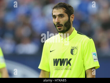 Gelsenkirchen (Germania). Xii Mar, 2017. Gelsenkirchen, Germania Marzo 12, 2017, Bundesliga, stagione 2016/2017, giornata 24, FC Schalke 04 vs FC Augsburg: Halil ALTINTOP (Augusta). Credito: Juergen schwarz/Alamy Live News Foto Stock