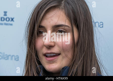 Barcellona, Spagna. 28 Feb, 2017. Columbian F1 driver Tatiana Calderón al Circuit de Catalunya gara treak vicino a Barcellona, Spagna, 28 febbraio 2017. Tutti i team di F1 metterà alla prova le loro nuove vetture da corsa durante le prossime due settimane in Spagna. La nuova Formula Uno stagione inizia il 26 marzo 2017 in Australia. Foto: Jens Büttner/dpa-Zentralbild/ZB/dpa/Alamy Live News Foto Stock