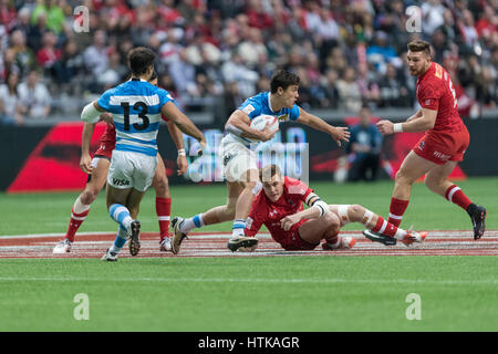 Vancouver, Canada. Xii Mar, 2017. Bautista Delguy (7) dell'Argentina in azione con la palla. Giorno 2 - HSBC Canada Sevens Rugby, BC Place Stadium. Argentina avanza dopo aver sconfitto il Canada 12-5. Credito: Gerry Rousseau/Alamy Live News Foto Stock