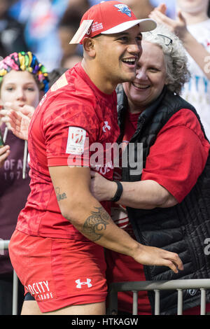 Vancouver, Canada. Xii Mar, 2017. Mike Fuailefau (3) del Canada, abbracciando una ventola. Il Canada è stata eliminata. Giorno 2-HSBC Canada Sevens Rugby, BC Place Stadium. Credito: Gerry Rousseau/Alamy Live News Foto Stock