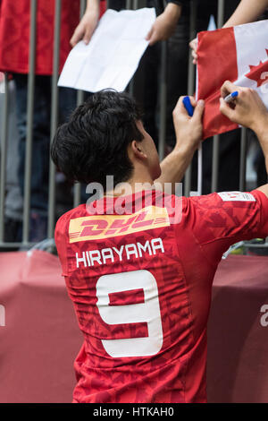 Vancouver, Canada. Xii Mar, 2017. Nathan Hirayama (9) del Canada firma autografi dopo il Canada è stata eliminata.- HSBC Canada Sevens Rugby, BC Place Stadium. Credito: Gerry Rousseau/Alamy Live News Foto Stock