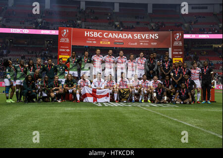 Vancouver, Canada. Xii Mar, 2017. Inghilterra vince il mondo Rugby Sevens serie di Vancouver. In posa con il Sud Africa (L) che si è piazzato 2nd, e Figi (R) che si è piazzato terzo. Giorno 2-Cup finale - HSBC Canada Sevens Rugby, BC Place Stadium. Inghilterra vince la finale di coppa oltre il Sud Africa 19-7. Credito: Gerry Rousseau/Alamy Live News Foto Stock