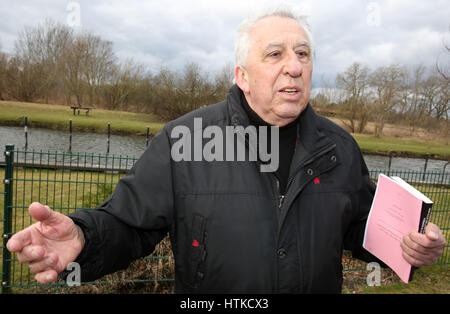 Ribnitz-Damgarten, Germania. 28 Feb, 2017. Egon Krenz, Erich Honecker suo successore in qualità di segretario generale del Comitato Centrale del Partito socialista unitario (SED) e presidente del consiglio di stato nelle ultime settimane della Repubblica Democratica Tedesca la sua esistenza, in Ribnitz-Damgarten, Germania, 28 febbraio 2017. Krenz farà girare 80 il 19 marzo 2017. Foto: Bernd Wüstneck/dpa-Zentralbild/dpa/Alamy Live News Foto Stock