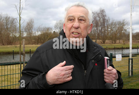 Ribnitz-Damgarten, Germania. 28 Feb, 2017. Egon Krenz, Erich Honecker suo successore in qualità di segretario generale del Comitato Centrale del Partito socialista unitario (SED) e presidente del consiglio di stato nelle ultime settimane della Repubblica Democratica Tedesca la sua esistenza, in Ribnitz-Damgarten, Germania, 28 febbraio 2017. Krenz farà girare 80 il 19 marzo 2017. Foto: Bernd Wüstneck/dpa-Zentralbild/dpa/Alamy Live News Foto Stock