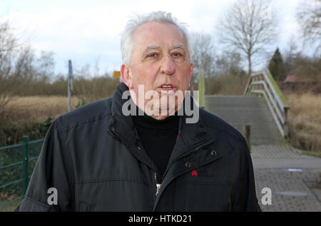 Ribnitz-Damgarten, Germania. 28 Feb, 2017. Egon Krenz, Erich Honecker suo successore in qualità di segretario generale del Comitato Centrale del Partito socialista unitario (SED) e presidente del consiglio di stato nelle ultime settimane della Repubblica Democratica Tedesca la sua esistenza, in Ribnitz-Damgarten, Germania, 28 febbraio 2017. Krenz farà girare 80 il 19 marzo 2017. Foto: Bernd Wüstneck/dpa-Zentralbild/dpa/Alamy Live News Foto Stock