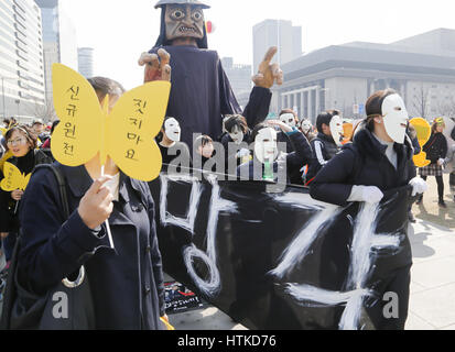 Il sesto anniversario della 2011 Fukushima disastro nucleare, Mar 11, 2017 : Le persone che frequentano un memorial rally segnando il sesto anniversario della 2011 Fukushima disastro nucleare a Seul, in Corea del Sud. Il 11 marzo 2011 il terremoto e lo tsunami ha ucciso più di 18.000 persone in Giappone. I partecipanti ha chiesto al governo di fermare il progetto nucleare e stabilire più energia solare generazione durante una manifestazione che si è svolta anche come una parte della massa di rally tenuto per festeggiare dopo la Corte Costituzionale venerdì ha accolto l'impeachment del Presidente Parco-geun hye. I caratteri coreani su la targhetta leggere,'Obliv Foto Stock