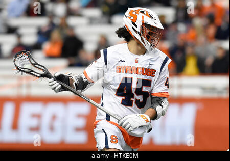 Syracuse, New York, Stati Uniti d'America. Xi Febbraio, 2017. Siracusa centrocampista arancione Brendan Bomberry #45 schivato il gol contro il Siena santi del gioco su Sabato, 11 febbraio 2017 presso il Carrier Dome in Syracuse, New York. Siracusa ha vinto 19-6. Ricca Barnes/CSM/Alamy Live News Foto Stock