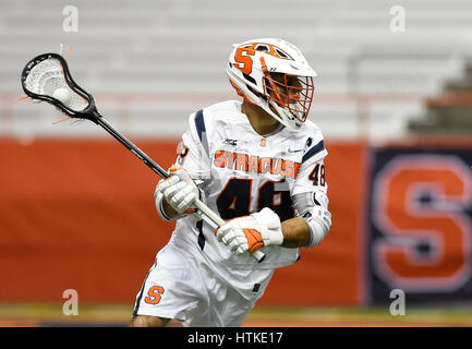 Syracuse, New York, Stati Uniti d'America. Xi Febbraio, 2017. Siracusa centrocampista arancione Sergio Salcido #48 controlla la sfera contro il Siena Santi durante il primo trimestre del gioco su Sabato, 11 febbraio 2017 presso il Carrier Dome in Syracuse, New York. Siracusa ha vinto 19-6. Ricca Barnes/CSM/Alamy Live News Foto Stock