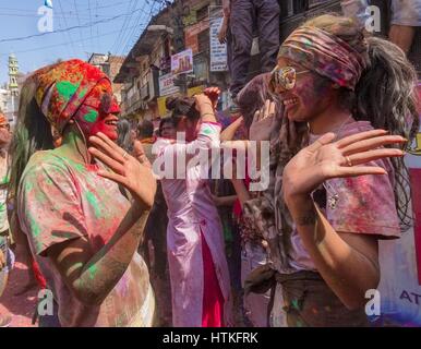 Guwahati, Assam, India. 13 Mar, 2017. Danze di persone su strada in occasione di Holi il festival indiano di colori .Holi è una molla indù festival celebrato in India e Nepal, noto anche come ''festival dei colori'' o ''festival dell'amore". Il festival significa la vittoria del bene sul male, l'arrivo della primavera, fine dell'inverno, e per molti un giorno di festa per incontrare gli altri, giocare e ridere, dimentica e perdona e riparare rotture di relazioni. Credito: Vikramjit Kakati/ZUMA filo/Alamy Live News Foto Stock