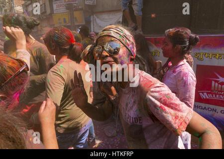 Guwahati, Assam, India. 13 Mar, 2017. Una ragazza che balla sulla strada in occasione di Holi il festival indiano di colori .Holi è una molla indù festival celebrato in India e Nepal, noto anche come ''festival dei colori'' o ''festival dell'amore". Il festival significa la vittoria del bene sul male, l'arrivo della primavera, fine dell'inverno, e per molti un giorno di festa per incontrare gli altri, giocare e ridere, dimentica e perdona e riparare rotture di relazioni. Credito: Vikramjit Kakati/ZUMA filo/Alamy Live News Foto Stock