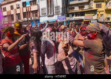 Guwahati, Assam, India. 13 Mar, 2017. Danze di persone su strada in occasione di Holi il festival indiano di colori .Holi è una molla indù festival celebrato in India e Nepal, noto anche come ''festival dei colori'' o ''festival dell'amore". Il festival significa la vittoria del bene sul male, l'arrivo della primavera, fine dell'inverno, e per molti un giorno di festa per incontrare gli altri, giocare e ridere, dimentica e perdona e riparare rotture di relazioni. Credito: Vikramjit Kakati/ZUMA filo/Alamy Live News Foto Stock