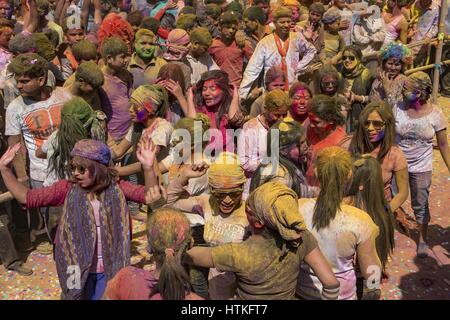 Guwahati, Assam, India. 13 Mar, 2017. Danze di persone su strada in occasione di Holi il festival indiano di colori .Holi è una molla indù festival celebrato in India e Nepal, noto anche come ''festival dei colori'' o ''festival dell'amore". Il festival significa la vittoria del bene sul male, l'arrivo della primavera, fine dell'inverno, e per molti un giorno di festa per incontrare gli altri, giocare e ridere, dimentica e perdona e riparare rotture di relazioni. Credito: Vikramjit Kakati/ZUMA filo/Alamy Live News Foto Stock