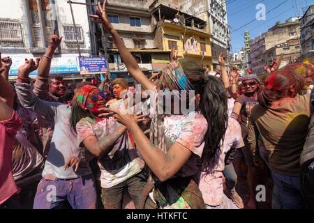 Guwahati, Assam, India. 13 Mar, 2017. Danze di persone su strada in occasione di Holi il festival indiano di colori .Holi è una molla indù festival celebrato in India e Nepal, noto anche come ''festival dei colori'' o ''festival dell'amore". Il festival significa la vittoria del bene sul male, l'arrivo della primavera, fine dell'inverno, e per molti un giorno di festa per incontrare gli altri, giocare e ridere, dimentica e perdona e riparare rotture di relazioni. Credito: Vikramjit Kakati/ZUMA filo/Alamy Live News Foto Stock