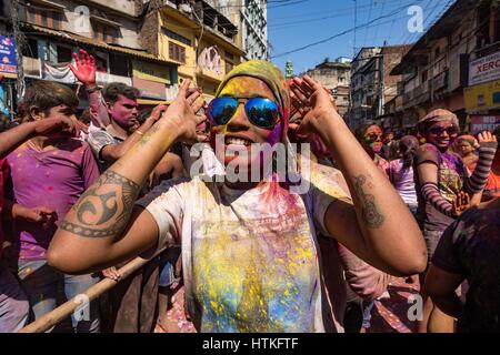 Guwahati, Assam, India. 13 Mar, 2017. Una ragazza che balla sulla strada in occasione di Holi il festival indiano di colori .Holi è una molla indù festival celebrato in India e Nepal, noto anche come ''festival dei colori'' o ''festival dell'amore". Il festival significa la vittoria del bene sul male, l'arrivo della primavera, fine dell'inverno, e per molti un giorno di festa per incontrare gli altri, giocare e ridere, dimentica e perdona e riparare rotture di relazioni. Credito: Vikramjit Kakati/ZUMA filo/Alamy Live News Foto Stock