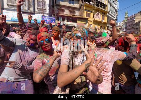 Guwahati, Assam, India. 13 Mar, 2017. Danze di persone su strada in occasione di Holi il festival indiano di colori .Holi è una molla indù festival celebrato in India e Nepal, noto anche come ''festival dei colori'' o ''festival dell'amore". Il festival significa la vittoria del bene sul male, l'arrivo della primavera, fine dell'inverno, e per molti un giorno di festa per incontrare gli altri, giocare e ridere, dimentica e perdona e riparare rotture di relazioni. Credito: Vikramjit Kakati/ZUMA filo/Alamy Live News Foto Stock