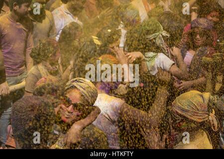 Guwahati, Assam, India. 13 Mar, 2017. Danze di persone su strada in occasione di Holi il festival indiano di colori .Holi è una molla indù festival celebrato in India e Nepal, noto anche come ''festival dei colori'' o ''festival dell'amore". Il festival significa la vittoria del bene sul male, l'arrivo della primavera, fine dell'inverno, e per molti un giorno di festa per incontrare gli altri, giocare e ridere, dimentica e perdona e riparare rotture di relazioni. Credito: Vikramjit Kakati/ZUMA filo/Alamy Live News Foto Stock