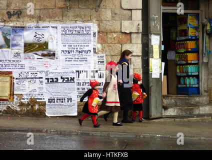 Gerusalemme, Mea Shearim trimestre, 13 marzo 2017, i bambini offrendo regali di Purim, 'Mishlo'ah manot' in ebraico, sulla festa di Purim holiday, Mollie Wilson-Milesi; Alamy Live News Foto Stock