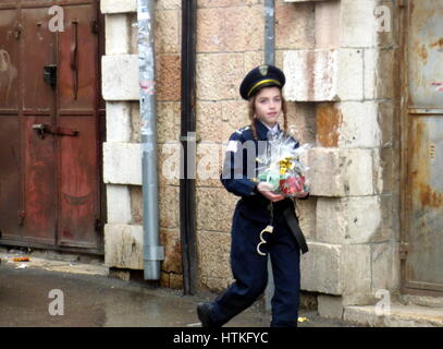 Gerusalemme, Mea Shearim trimestre, 13 marzo 2017, i bambini offrendo regali di Purim, 'Mishlo'ah manot' in ebraico, sulla festa di Purim holiday, Mollie Wilson-Milesi; Alamy Live News Foto Stock