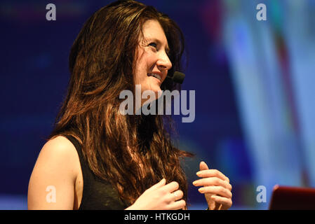 Amina Horozic durante il primo giorno di conferenze del FID 7, 'Festival Internacional de Diseño' in La Antigua Aduana, San José di Costa Rica, Marzo 10th, 2017. Lei è attualmente Lead Designer industriale presso Yves Behar di fuseproject. Ella è anche autore di rottura nel®: il design di prodotto. Nel 2016, essa è stata il prodotto di design presidente della giuria al Festival di Cannes Lions. Amina ha gradi dal College for Creative Studies (BFA) e California College of Arts (MBA). FID, è il solo multidisciplinare di design festival in America Latina. Alcuni dei migliori menti creative si riuniscono a San Jose per tre giorni di conf Foto Stock