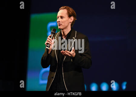 Daan Roosegaarde durante il secondo giorno di conferenze del FID 7, 'Festival Internacional de Diseño' in La Antigua Aduana, San José di Costa Rica, Marzo 11th, 2017. Studio Roosegaarde sociale è il design lab dell'artista olandese e innovatore Daan Roosegaarde e il suo team di ingegneri e progettisti che fanno le idee del futuro paesaggi diventano realtà. Roosegaarde e il suo team di creare innovazioni interattivo che esplora la relazione dinamica tra le persone, di tecnologia e di spazio. FID, è il solo multidisciplinare di design festival in America Latina. Alcuni dei migliori menti creative si riuniscono in San Jose Foto Stock