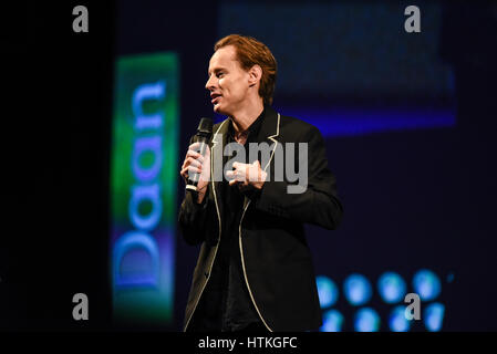 Daan Roosegaarde durante il secondo giorno di conferenze del FID 7, 'Festival Internacional de Diseño' in La Antigua Aduana, San José di Costa Rica, Marzo 11th, 2017. Studio Roosegaarde sociale è il design lab dell'artista olandese e innovatore Daan Roosegaarde e il suo team di ingegneri e progettisti che fanno le idee del futuro paesaggi diventano realtà. Roosegaarde e il suo team di creare innovazioni interattivo che esplora la relazione dinamica tra le persone, di tecnologia e di spazio. FID, è il solo multidisciplinare di design festival in America Latina. Alcuni dei migliori menti creative si riuniscono in San Jose Foto Stock