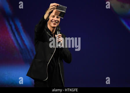 Daan Roosegaarde durante il secondo giorno di conferenze del FID 7, 'Festival Internacional de Diseño' in La Antigua Aduana, San José di Costa Rica, Marzo 11th, 2017. Studio Roosegaarde sociale è il design lab dell'artista olandese e innovatore Daan Roosegaarde e il suo team di ingegneri e progettisti che fanno le idee del futuro paesaggi diventano realtà. Roosegaarde e il suo team di creare innovazioni interattivo che esplora la relazione dinamica tra le persone, di tecnologia e di spazio. FID, è il solo multidisciplinare di design festival in America Latina. Alcuni dei migliori menti creative si riuniscono in San Jose Foto Stock