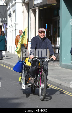 Brighton, Regno Unito. 13 Mar, 2017. Persone godere il bellissimo il caldo sole primaverile in Brighton oggi con temperature attese per raggiungere l'alta teens celsius in alcune parti del sud della Bretagna Credito: Simon Dack/Alamy Live News Foto Stock