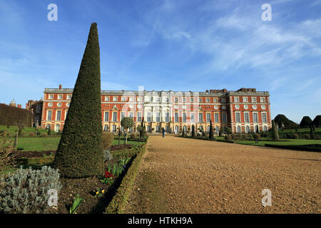 Hampton Court, Londra, Regno Unito. 13 marzo 2017. Regno Unito Meteo. Glorioso sole di primavera nel giardino privato a Hampton Court Palace a sud ovest di Londra. Credito: Julia Gavin UK/Alamy Live News Foto Stock