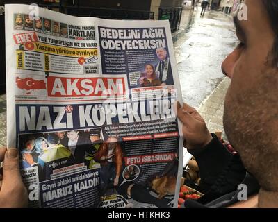 Istanbul, Turchia. 13 Mar, 2017. Un uomo legge il giorno della edizione del bagno turco il quotidiano "Aksam' ad Istanbul in Turchia, 13 marzo 2017. 'Nazi dog' recita il titolo sulla protesta a Rotterdam con l'"io" punteggiato con una croce uncinata. Foto: Linda dire/dpa/Alamy Live News Foto Stock