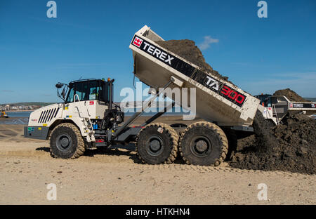 Weymouth Dorset, Regno Unito. 13 marzo 2017. Escavatrice spostando la sabbia sulla spiaggia di Weymouth in una calda e soleggiata giornata di primavera sulla costa sud. © Dan Tucker/Alamy Live News Foto Stock