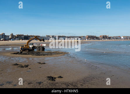 Weymouth Dorset, Regno Unito. 13 marzo 2017. Escavatrice spostando la sabbia sulla spiaggia di Weymouth in una calda e soleggiata giornata di primavera sulla costa sud. © Dan Tucker/Alamy Live News Foto Stock