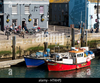 Weymouth Dorset, Regno Unito. 13 marzo 2017. Una calda e soleggiata giornata di primavera sulla costa sud. © Dan Tucker/Alamy Live News Foto Stock