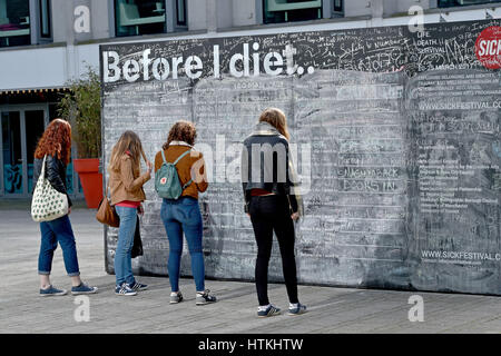 Brighton, Regno Unito. 13 Mar, 2017. I visitatori potranno gustarsi la lettura dei messaggi sulla prima che io muoia progetto di arte pubblica nel Giubileo Square Brighton e fa parte dei malati! Festival 2017 . Malati! Festival è una celebrazione della vita, la morte e la sopravvivenza e ufficialmente avviene tra xx al venticinquesimo marzo 2017 Credit: Simon Dack/Alamy Live News Foto Stock