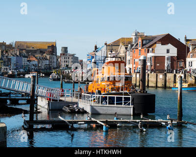 Weymouth Dorset, Regno Unito. 13 marzo 2017. Weymouth Harbour su una calda e soleggiata giornata di primavera sulla costa sud. © Dan Tucker/Alamy Live News Foto Stock