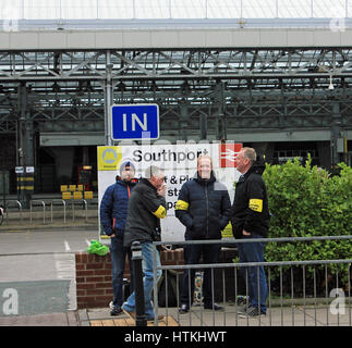Southport, Merseyside, Regno Unito. 13 Mar, 2017. Picchetti alla stazione di Southport Merseyside England ferroviario e marittimo unione picchetti alla stazione di Southport lunedì 13 marzo 2017. Le protezioni del treno lavorando sul Mersey treni di viaggio attraverso il Merseyside stanno prendendo azione industriale nel rispetto della prospettiva delle loro funzioni essendo sostituito con a bordo i supervisori. Questo potrebbe significare che il conducente del convoglio diventa responsabile di apertura e di chiusura delle porte sul treno. Credito: Colin Wareing/Alamy Live News Foto Stock