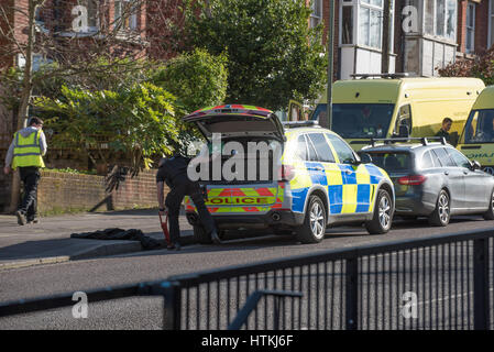 Winchester, Hampshire, Regno Unito. 13 marzo, 2017. Winchester centro chiuso a causa di gravi incidenti di polizia. Credito: Sarà Bailey/Alamy Live News Foto Stock