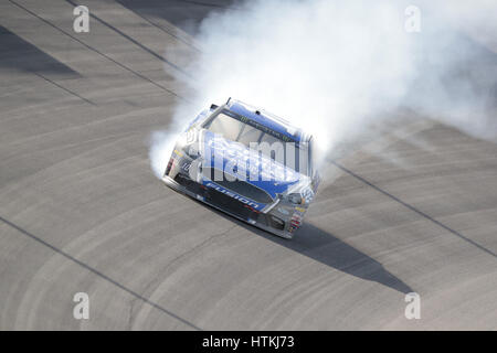 Las Vegas, Nevada, USA. 13 Mar, 2017. Marzo 12, 2017 - Las Vegas, Nevada, USA: Danica Patrick (10) soffia un motore durante la Kobalt 400 a Las Vegas Motor Speedway di Las Vegas, Nevada. Credito: Walter G Arce Sr Asp Inc/ASP/ZUMA filo/Alamy Live News Foto Stock