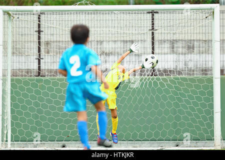 Giapponese di ragazzi che giocano a calcio Foto Stock