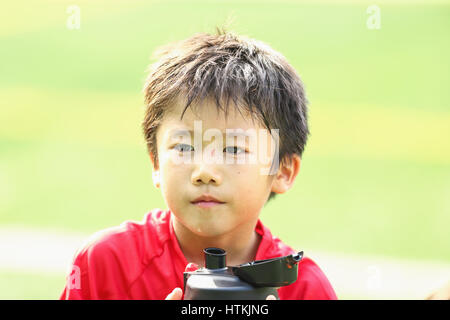 Ragazzo giapponese al campo di calcio Foto Stock