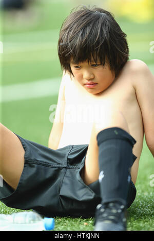 Ragazzo giapponese al campo di calcio Foto Stock