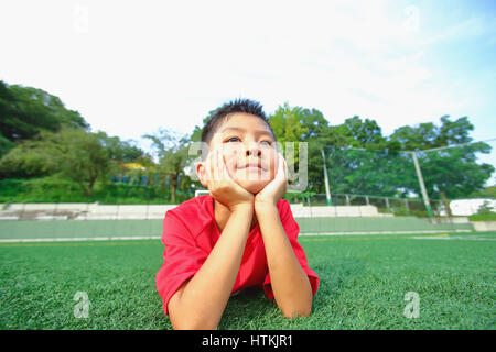 Ragazzo giapponese al campo di calcio Foto Stock