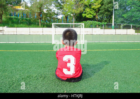 Ragazzo giapponese al campo di calcio Foto Stock