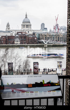 Vista della cattedrale di St Paul e la città di Londra e London Millenium Bridge dalla Tate Gallery balcone su un nuvoloso giorno nel mese di marzo Foto Stock